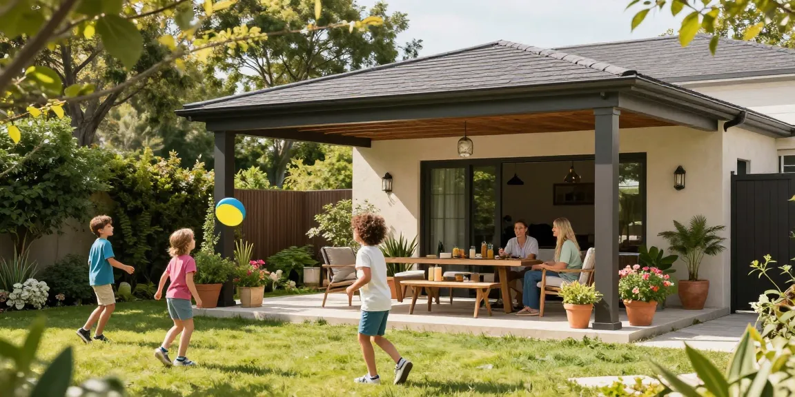 Freistehende Terrassenüberdachung bietet gemütlichen Schatten für die Familie im Garten.